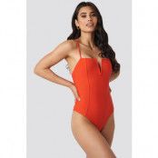 Hannalicious x NA-KD V-Shape Front Seam Swimsuit - Red