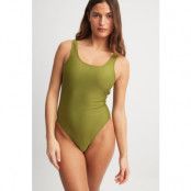 NA-KD Swimwear Baddräkt med hög benskärning - Green