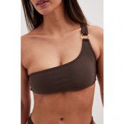 NA-KD Swimwear Bikinitopp med en axel och gulddetaljer - Brown