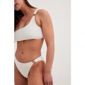 NA-KD Swimwear Bikinitopp med en axel och gulddetaljer - Offwhite