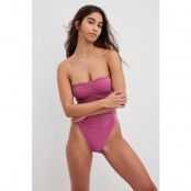NA-KD Swimwear Gnistrande bandeau-baddräkt med hög benskärning - Pink