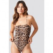 NA-KD Swimwear Baddräkt med rak halsringning - Leopard