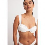 Chloe Rose x NA-KD Bikinitopp med kupdetaljer och rynkad kant - White