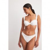 Chloe Rose x NA-KD Bikinitrosor med rynkad kant - White