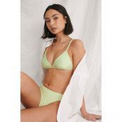 Handpicked x NA-KD Återvunnen bikinitopp med triangeldetalj - Green