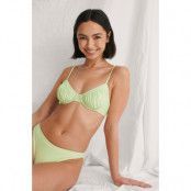 NA-KD Swimwear Återvunnen bikinitopp med volanger - Green