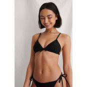 NA-KD Swimwear Recycled bikinitopp med knytning fram - Black