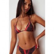 Freja Wewer x NA-KD Trekantsbikini-topp - Red,Flower