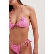 Jasmin Azizam x NA-KD Bikinitopp med snörningsdetalj - Pink