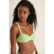 Mimi A.R x NA-KD Recycled, rynkad bikini med en kupdesign - Green