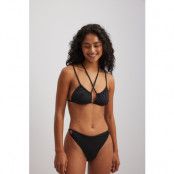 NA-KD Swimwear Bikinitopp med kryss fram - Black