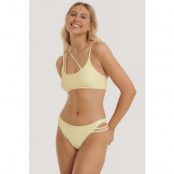 NA-KD Swimwear Bikinitrosa Med Asymmetriska Band - Yellow
