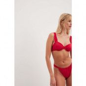 NA-KD Swimwear Blank bikinitrosa med hög benskärning och drapering - Red