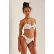 NA-KD Swimwear Glansiga bikinitrosa med hög skärning - White