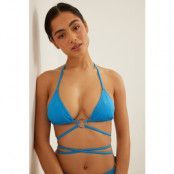 NA-KD Swimwear Glittrig bikinitopp med band och cirkeldetalj - Blue