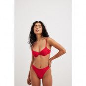 NA-KD Swimwear Högt skuren bikinitrosa - Red