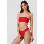 NA-KD Swimwear Högt skuren bikinitrosa - Red