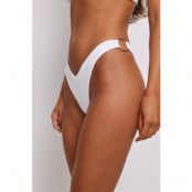 NA-KD Swimwear V-formade bikinitrosor med ringdetalj - White