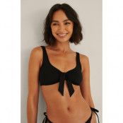 Rianne Meijer x NA-KD Recycled bikinitopp med en slips på framsidan - Black