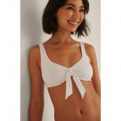 Rianne Meijer x NA-KD Recycled bikinitopp med en slips på framsidan - White